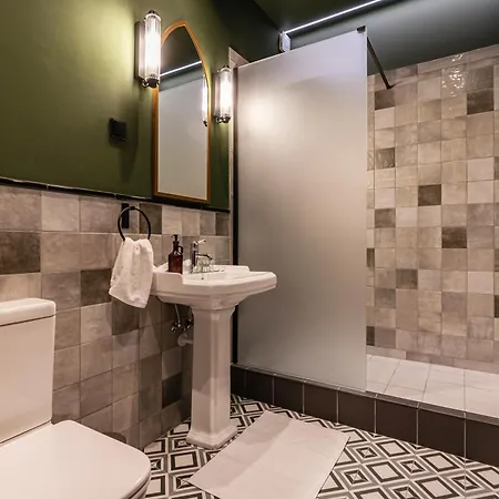 Maroon & Moss Aparthotel