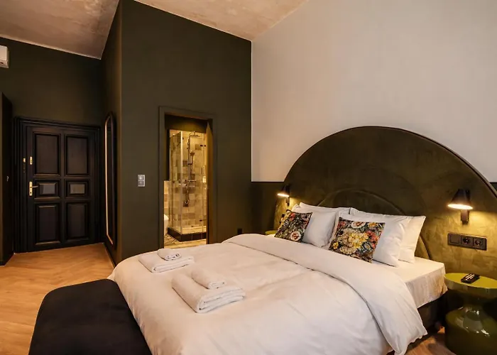 Maroon & Moss Budapest