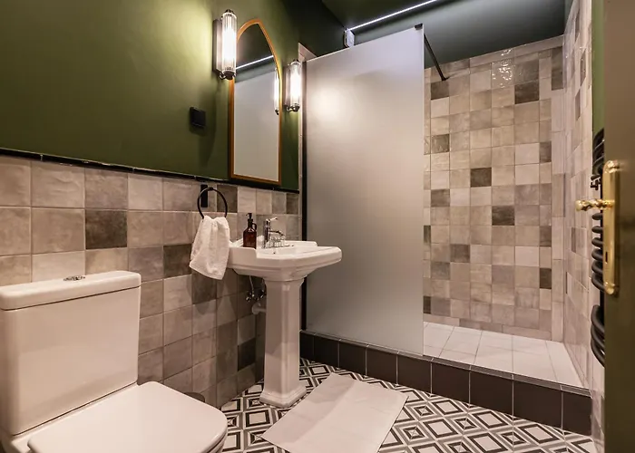 Maroon & Moss Aparthotel