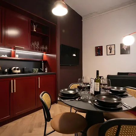 Maroon & Moss Aparthotel