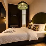 Maroon & Moss 3*