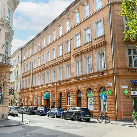 Kalvin House Aparthotel 3*