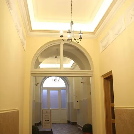 Aparthotel Kalvin House 3*