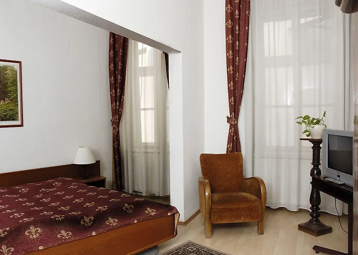 Maroon & Moss Budapest