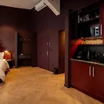 Maroon & Moss Aparthotel