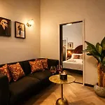 Maroon & Moss Aparthotel