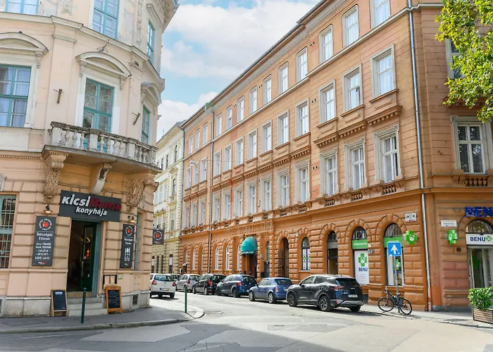 Maroon & Moss بودابست