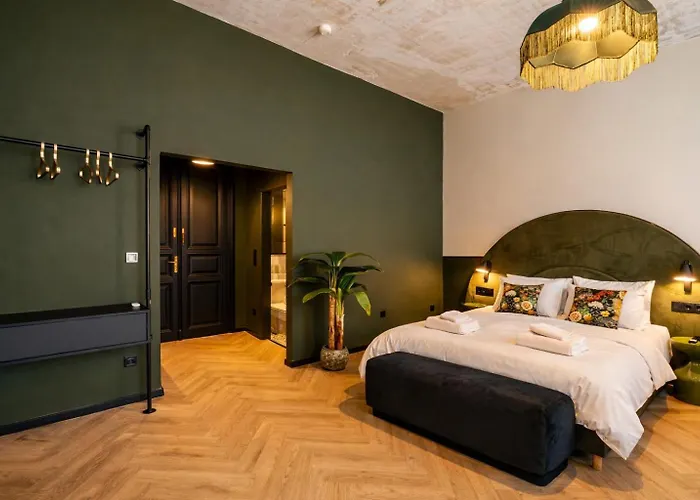 Maroon & Moss بودابست